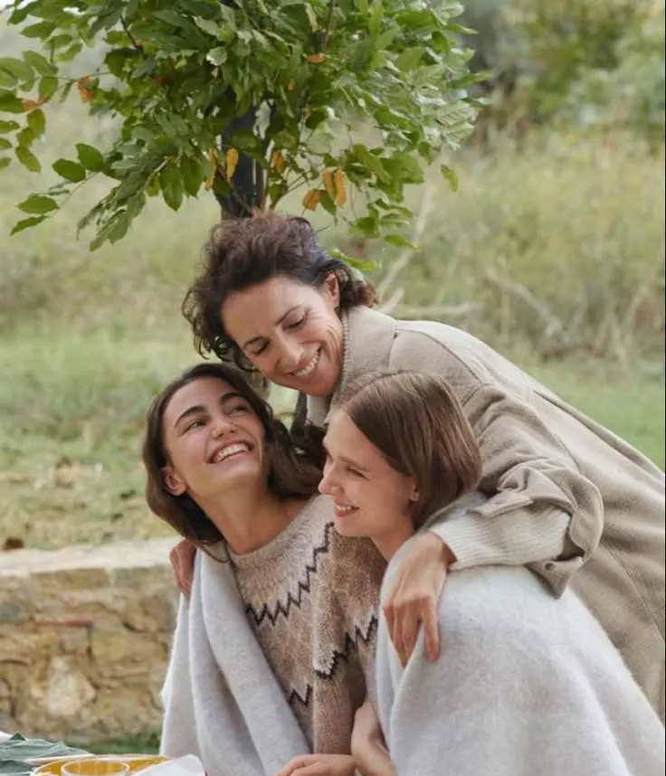 Familia reunida en España celebrando su llegada